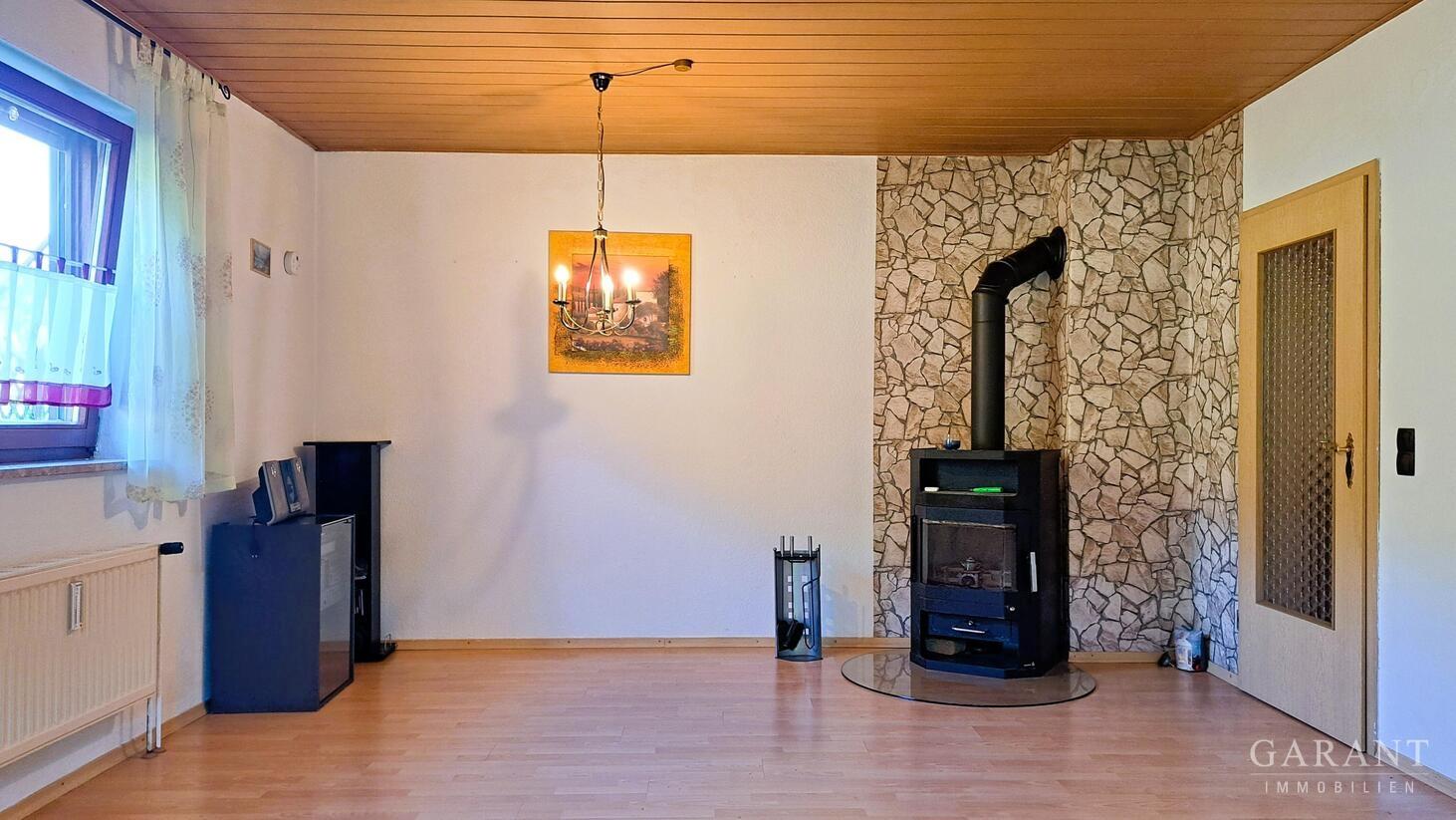 Wohnzimmer im Erdgeschoss mit gemütlichem Ofen