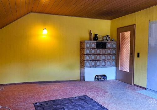 Wohnzimmer mit gemütlichem Kachelofen