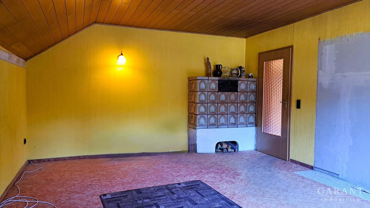 Wohnzimmer mit gemütlichem Kachelofen