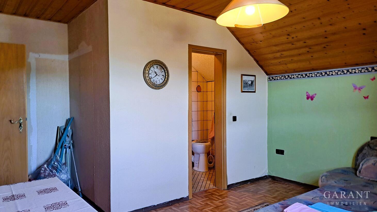 Gästezimmer mit eigenem Bad im Obergeschoss
