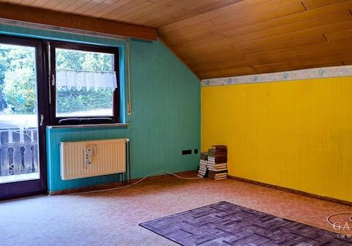Wohnzimmer mit Balkon im Obergeschoss