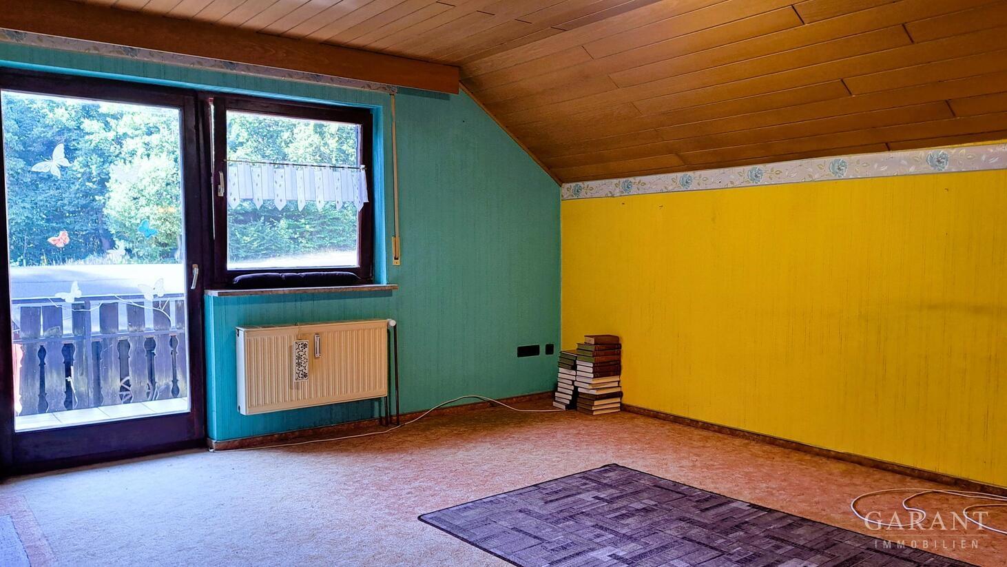 Wohnzimmer mit Balkon im Obergeschoss