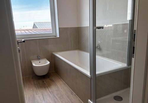 Vollbad mit Badewanne + Dusche