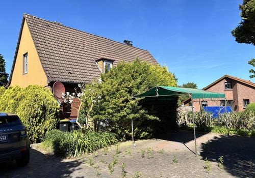 Straßenansicht mit Stellplätzen