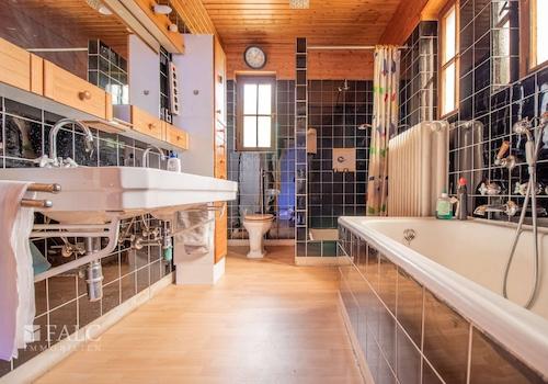Erstes Badezimmer