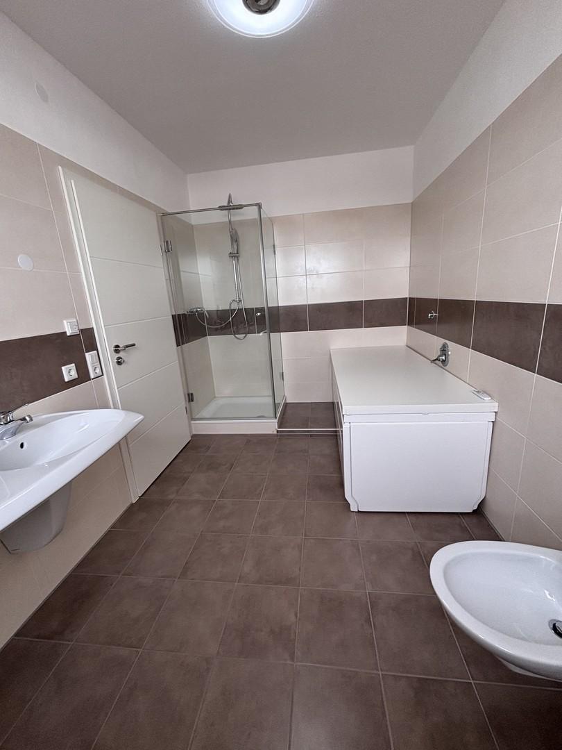 gr.Bad,WB, BW+Dusche, WC,Bidet
