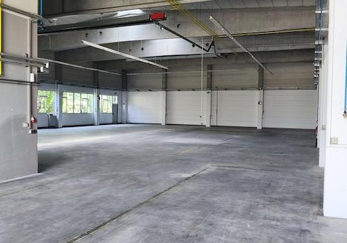 Halle mit hinterer Stahltür 