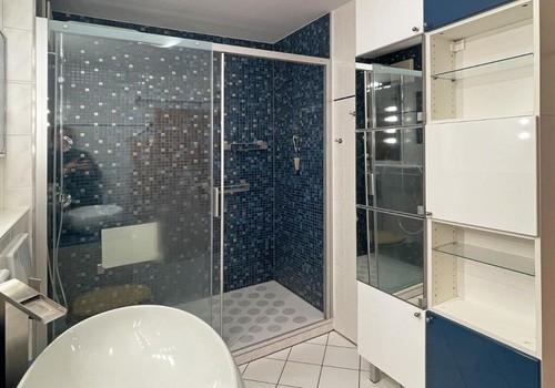 Bad mit begehbarer Dusche