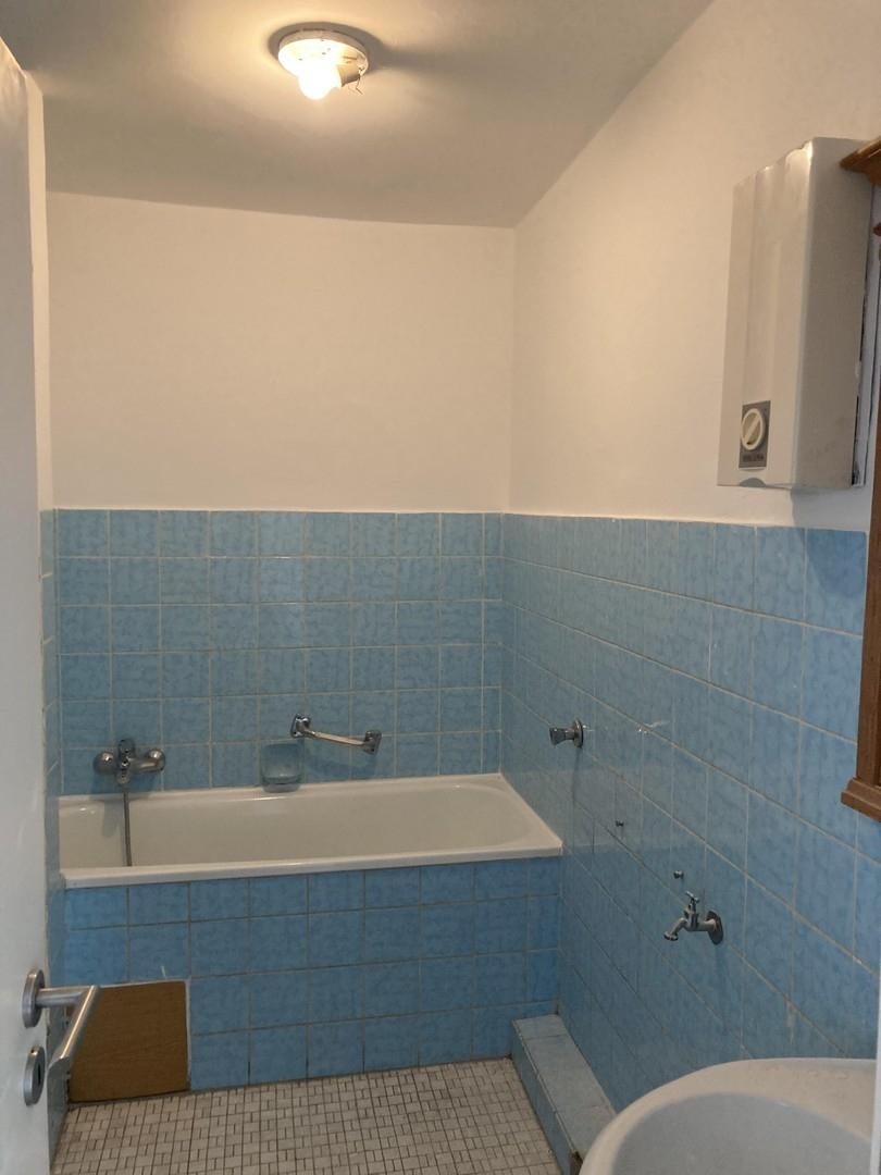 Bad mit Wanne und Dusche