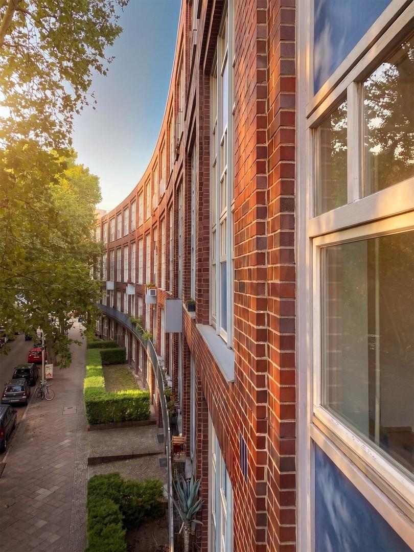 Abendblick vom Balkon zum Park
