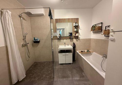 Bad mit Badewanne und Dusche