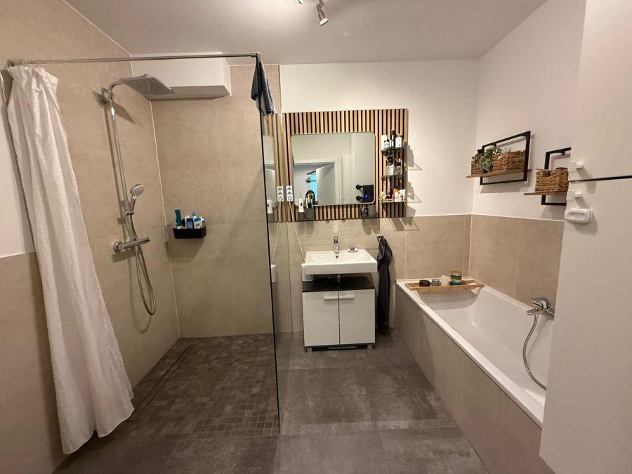 Bad mit Badewanne und Dusche