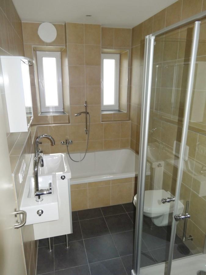 Badezimmer mit großer Wanne und Dusche (Muster)