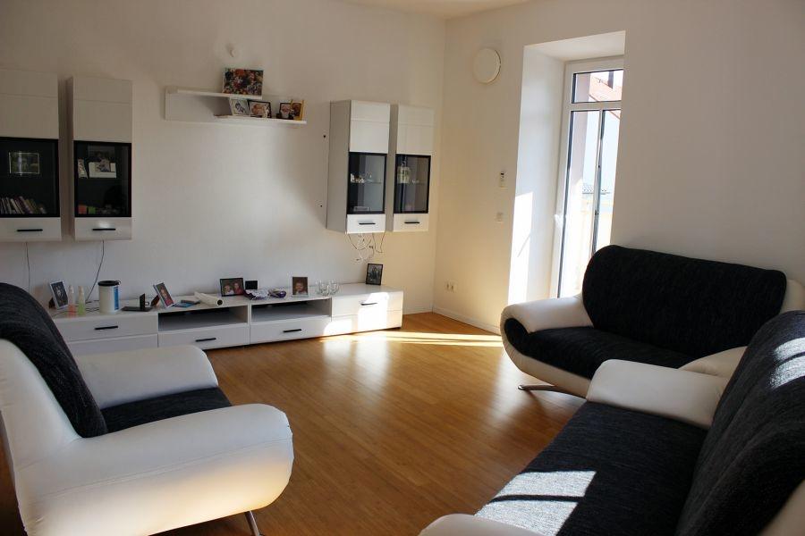 Wohnzimmer mit Balkon (Muster)