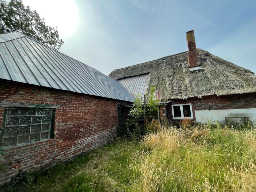 Rückwärtige Gebäudeteile und Gartenbereich