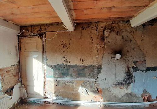 Freigelegte historische Wand- und Deckenkonstruktion