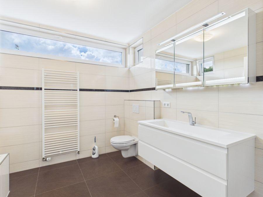 Großes Badezimmer