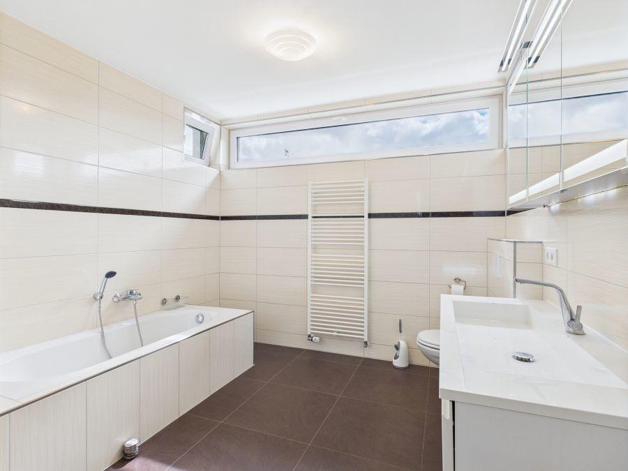 Großes Badezimmer
