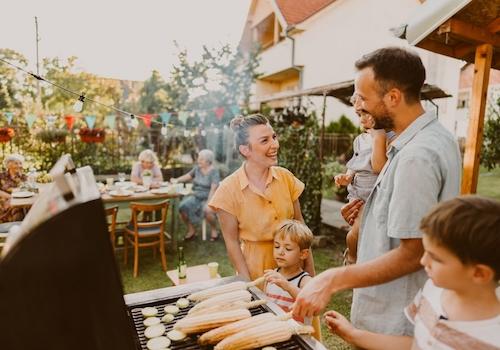 Grillen mit den Nachbarn oder Freunden im Garten