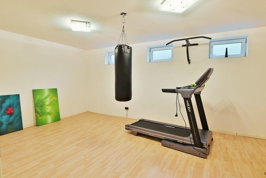 Sportraum-Wohnzimmer Kellerwohnung