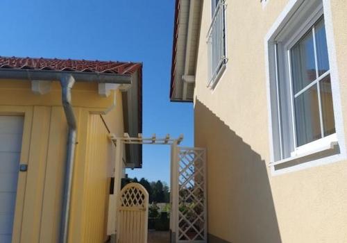 Gartentor und Garage