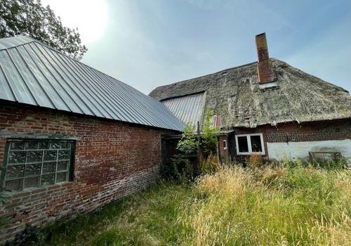 Rückwärtige Gebäudeteile und Gartenbereich