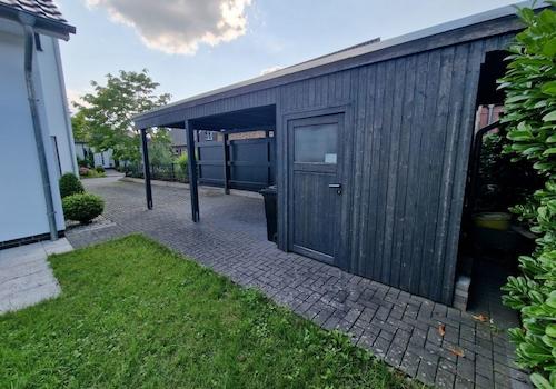 Außenbereich mit Carport/Stellplätzen