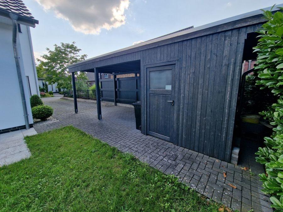 Außenbereich mit Carport/Stellplätzen