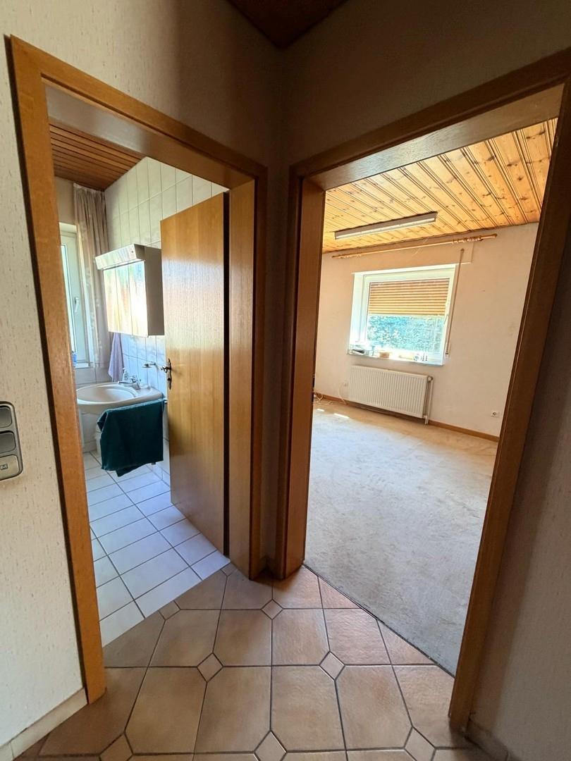 Blick in Bad und Schlafzimmer