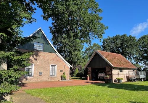 Seitliche Ansicht mit Garage