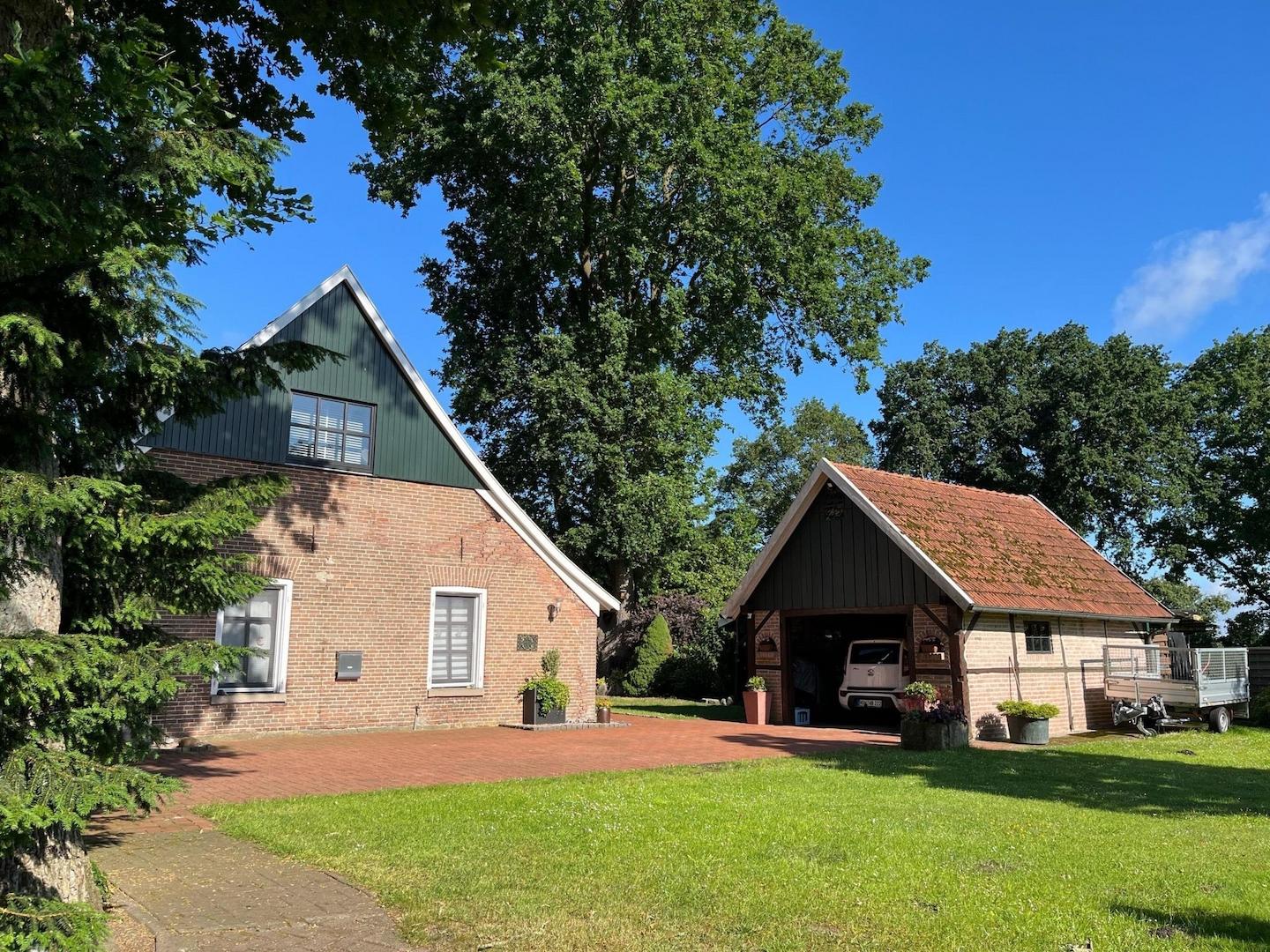 Seitliche Ansicht mit Garage