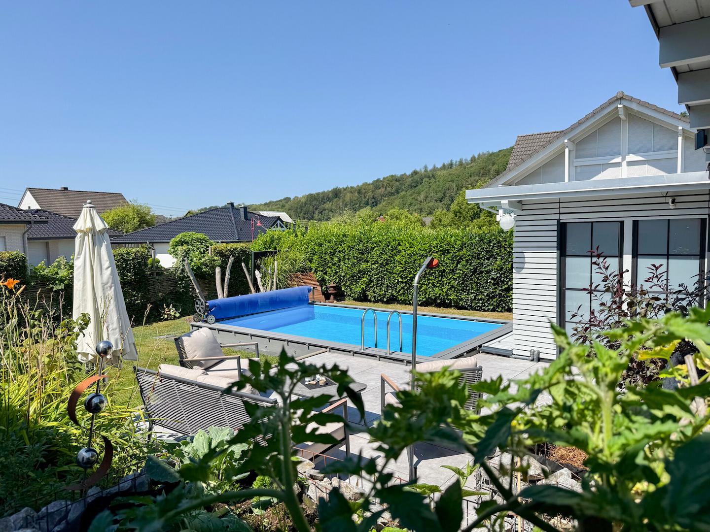 Gartenansicht mit Pool