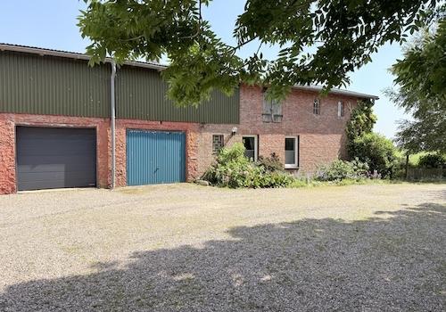 Garage mit elektrischem Tor