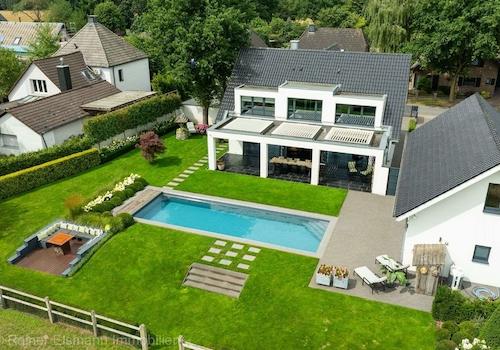 Außenansicht mit Pool