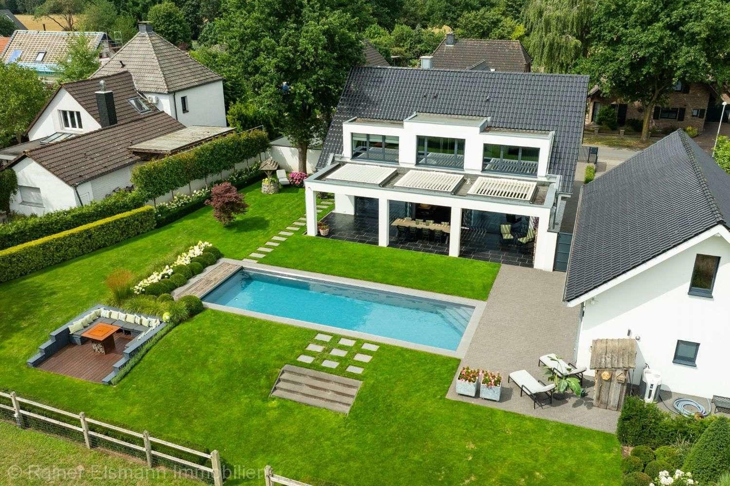 Außenansicht mit Pool