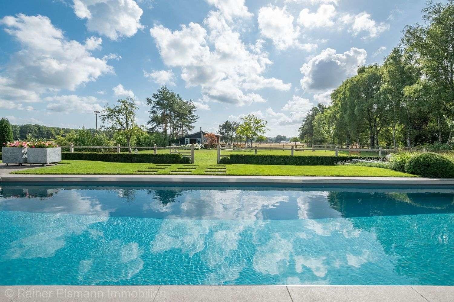 Außenansicht mit Pool