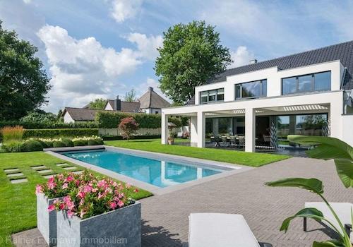 Außenansicht mit Pool