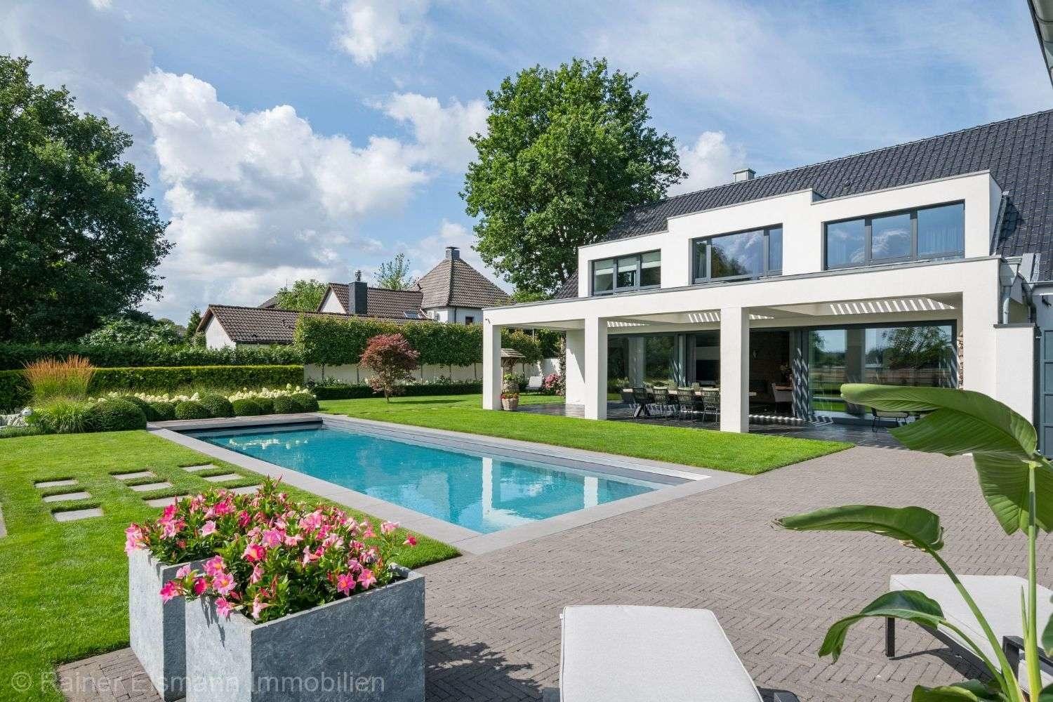 Außenansicht mit Pool