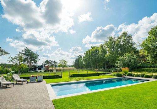 Garten mit Pool