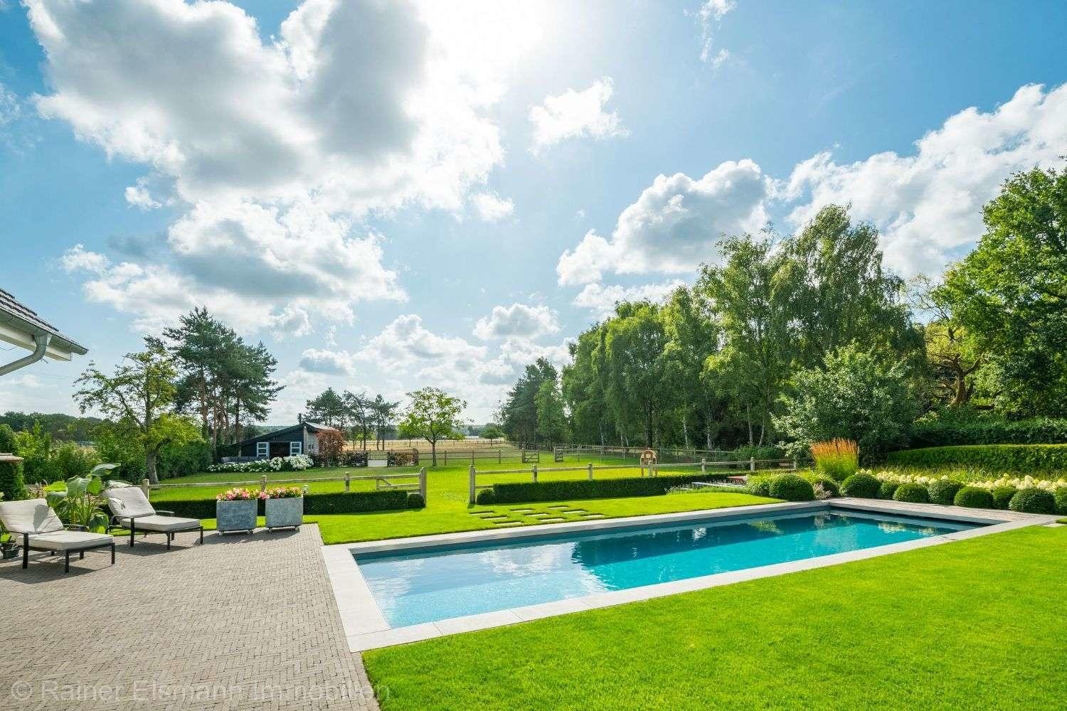 Garten mit Pool