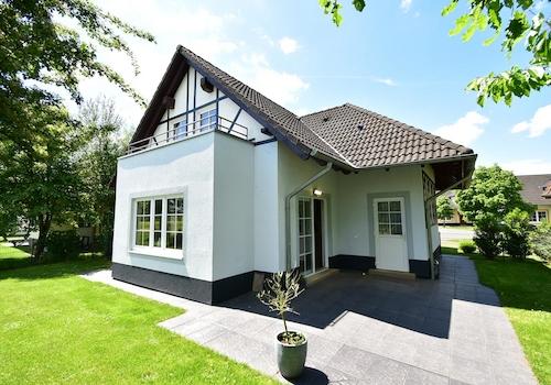 kaufen-freistehendes-ferienhaus-cochem-vorderseite-und-seitenansicht-blick-golfplatz-recreatieadviseurs-vakantiehuistekoop-nl.jpg