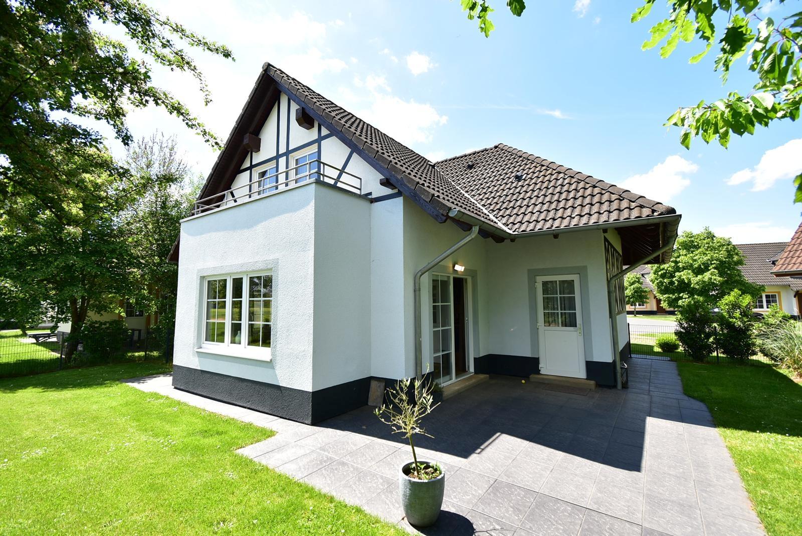 kaufen-freistehendes-ferienhaus-cochem-vorderseite-und-seitenansicht-blick-golfplatz-recreatieadviseurs-vakantiehuistekoop-nl.jpg
