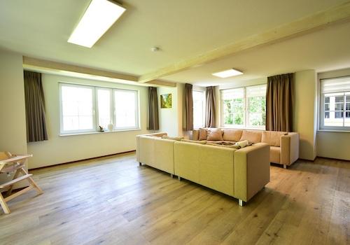 kaufen-freistehendes-ferienhaus-cochem-wohnzimmer-hell-und-geraeumig-recreatieadviseurs-vakantiehuistekoop-nl.jpg