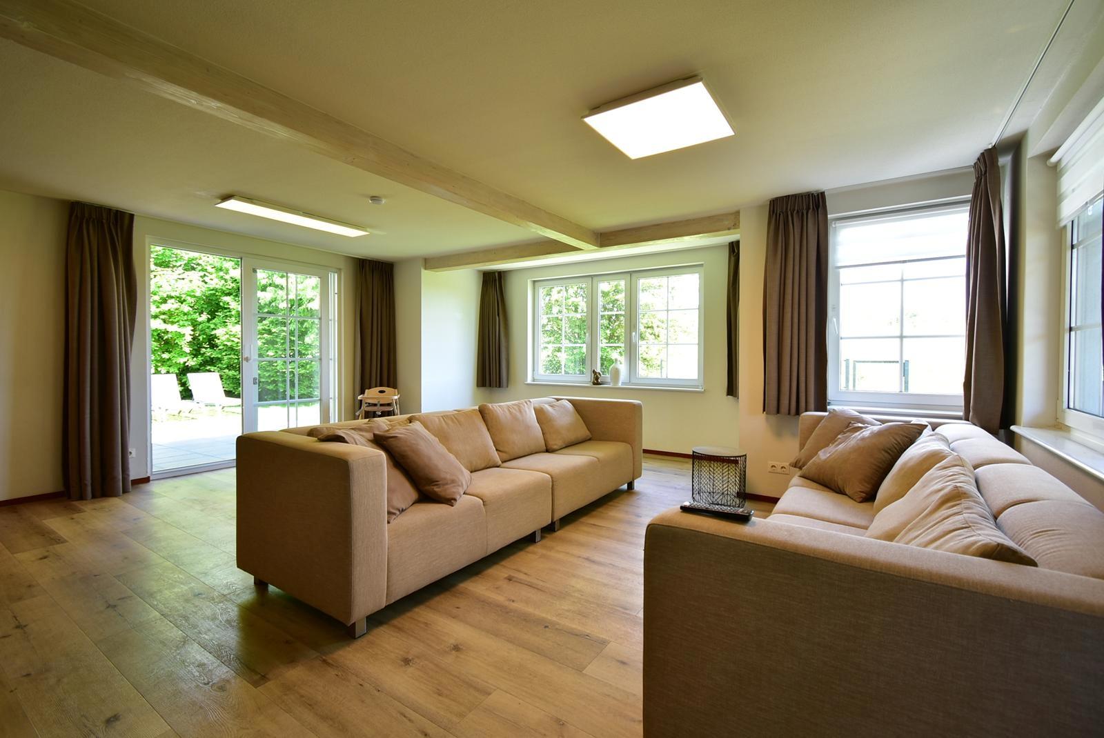 kaufen-freistehendes-ferienhaus-cochem-wohnzimmer-komfort-und-ambiente-recreatieadviseurs-vakantiehuistekoop-nl.jpg