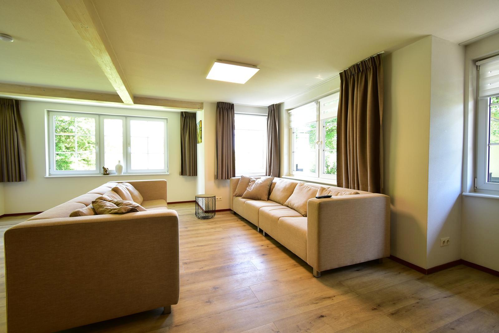 kaufen-freistehendes-ferienhaus-cochem-essbereich-wohnzimmer-terrasse-recreatieadviseurs-vakantiehuistekoop-nl.jpg