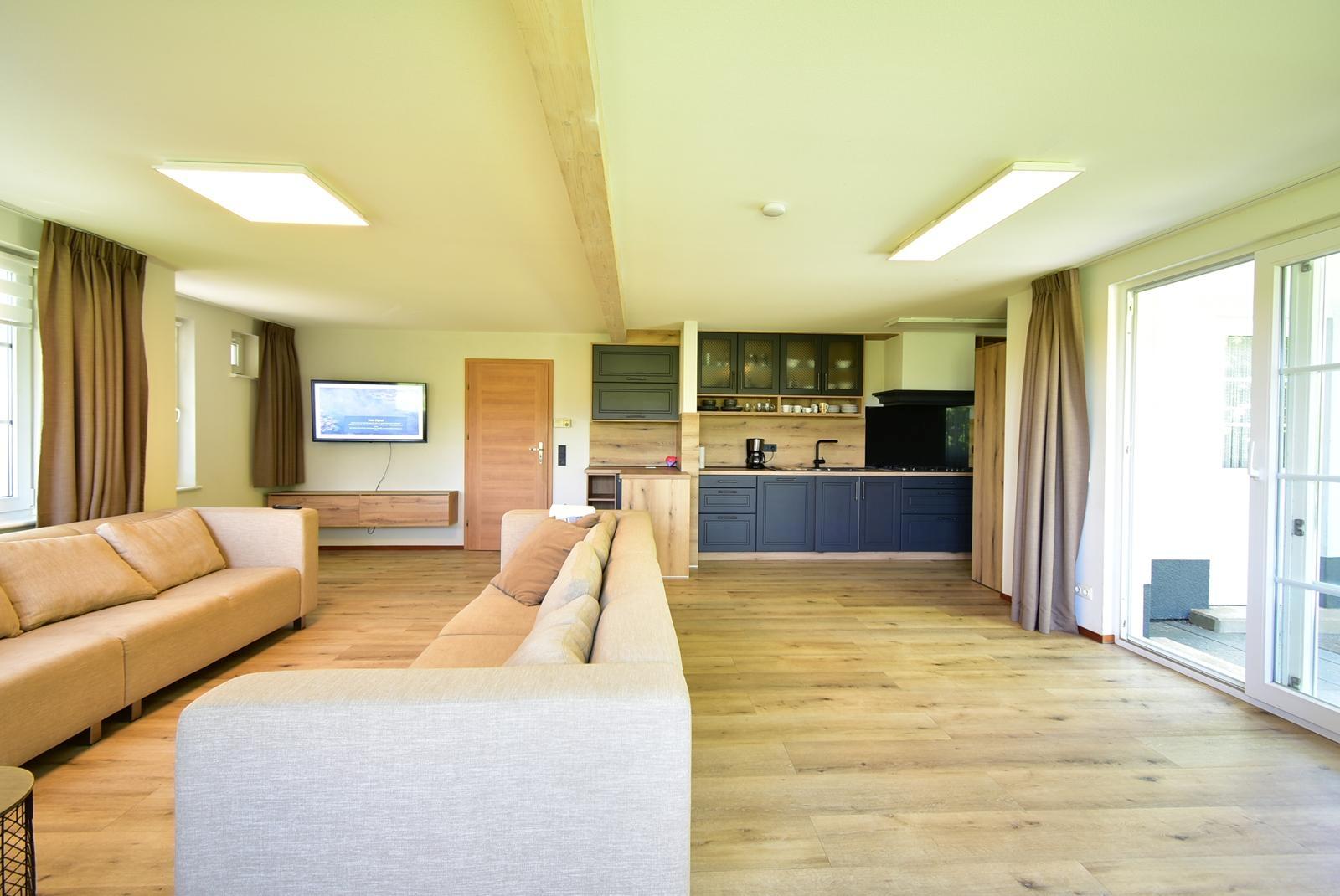 kaufen-freistehendes-ferienhaus-cochem-wohnzimmer-und-essbereich-recreatieadviseurs-vakantiehuistekoop-nl.jpg