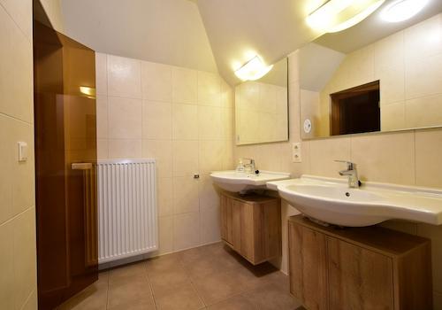 kaufen-freistehendes-ferienhaus-cochem-badezimmer-doppelwaschbecken-und-wellness-recreatieadviseurs-vakantiehuistekoop-nl.jpg