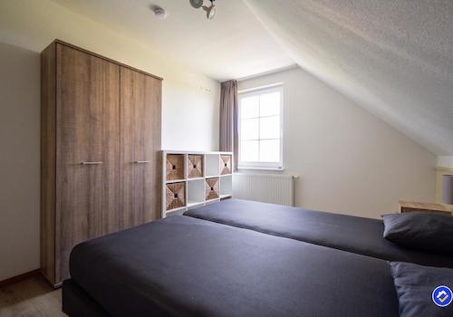 kaufen-freistehendes-ferienhaus-cochem-fuenftes-schlafzimmer-kleiderschrank-und-fenster-recreatieadviseurs-vakantiehuistekoop-nl.jpg
