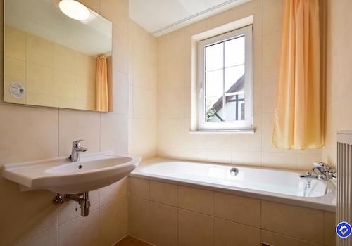 kaufen-freistehendes-ferienhaus-cochem-drittes-badezimmer-badewanne-und-waschbecken-recreatieadviseurs-vakantiehuistekoop-nl.jpg