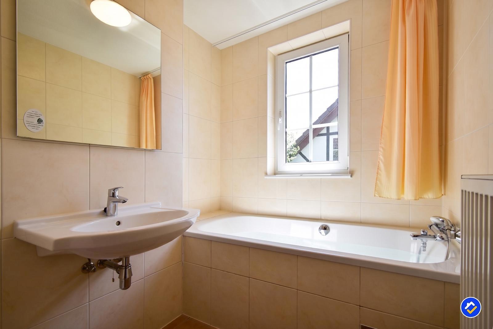 kaufen-freistehendes-ferienhaus-cochem-drittes-badezimmer-badewanne-und-waschbecken-recreatieadviseurs-vakantiehuistekoop-nl.jpg
